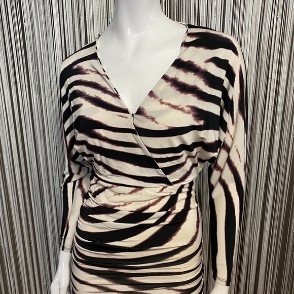 🔻SALE🔻MARCIANO🔹NEW CONDITION - Picture 3 of 10